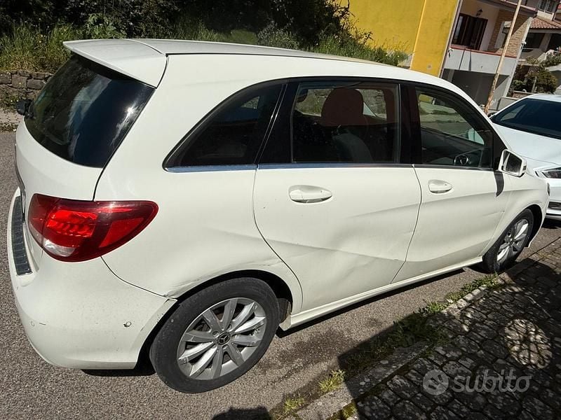 Usata Mercedes B180 16 CV (11 kW) 2018 Bianco Monovolume
