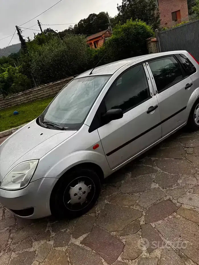 Usata Ford Fiesta 68 CV (50 kW) 2004 Grigio Utilitaria