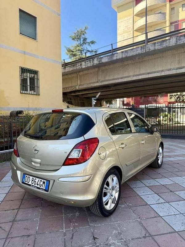Usata Opel Corsa Cosmo 80 CV (58 kW) 2006 Oro Utilitaria
