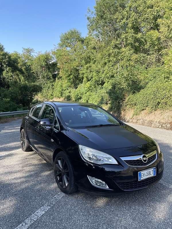 Usata Opel Astra Cosmo 116 CV (85 kW) 2011 Nero Berlina