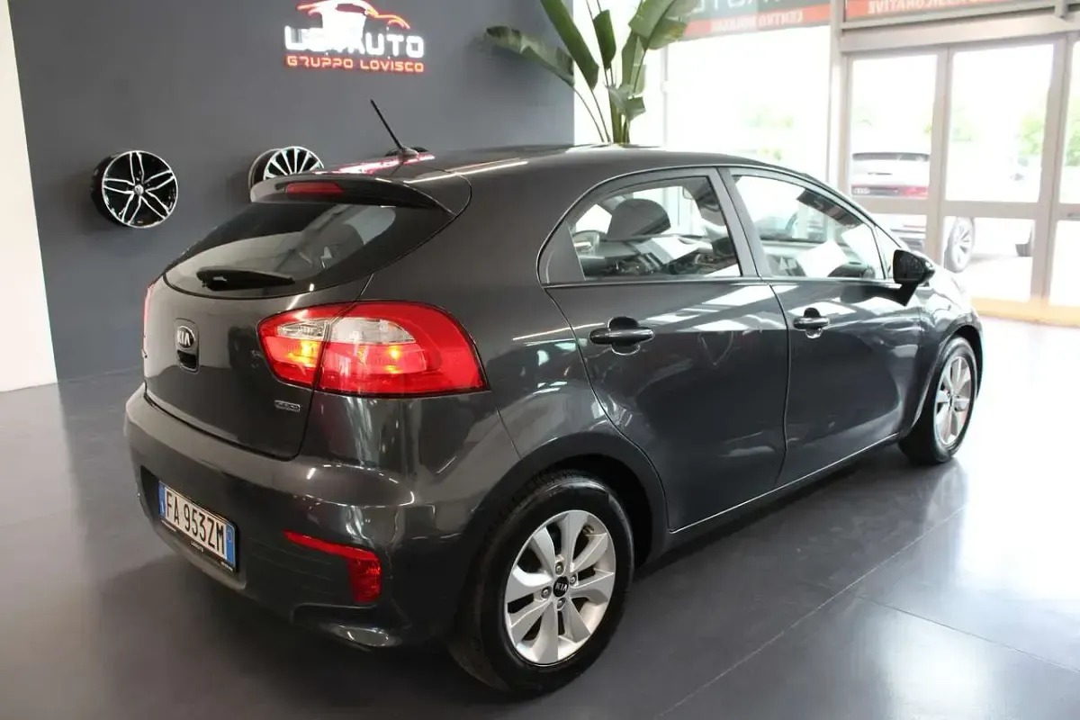 Usado Kia Rio Active 90 HP (66 kW) 2016 Cinzento Citadino