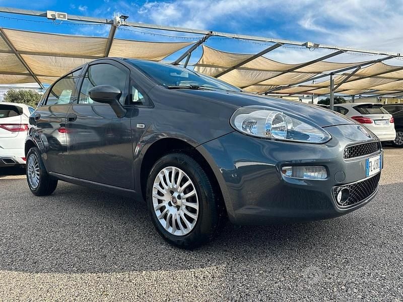 Grigio Usata 2017 Fiat Punto Tre volumi | 5500 € (Buon prezzo) - Immagine 1/4