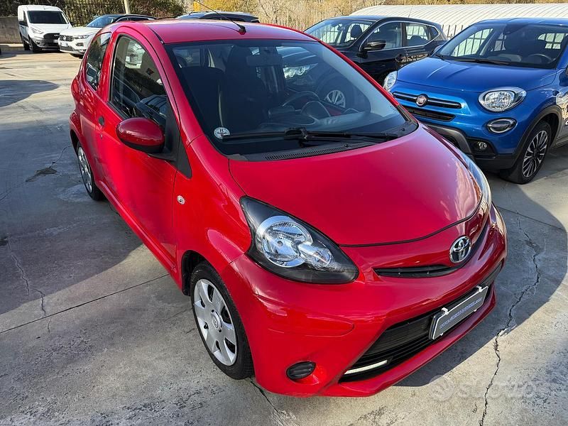 Brugt Toyota Aygo Connect Style 67 HK (49 kW) 2013 Rød Hatchback