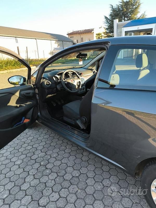 Usata Fiat Punto Street 69 CV (50 kW) 2014 Grigio Berlina