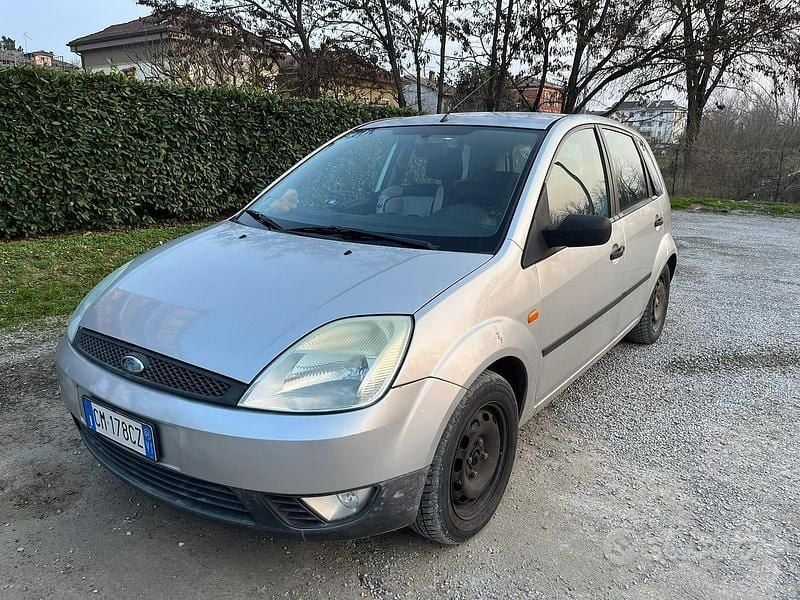 Usata Ford Fiesta 68 CV (50 kW) 2002 Grigio Utilitaria