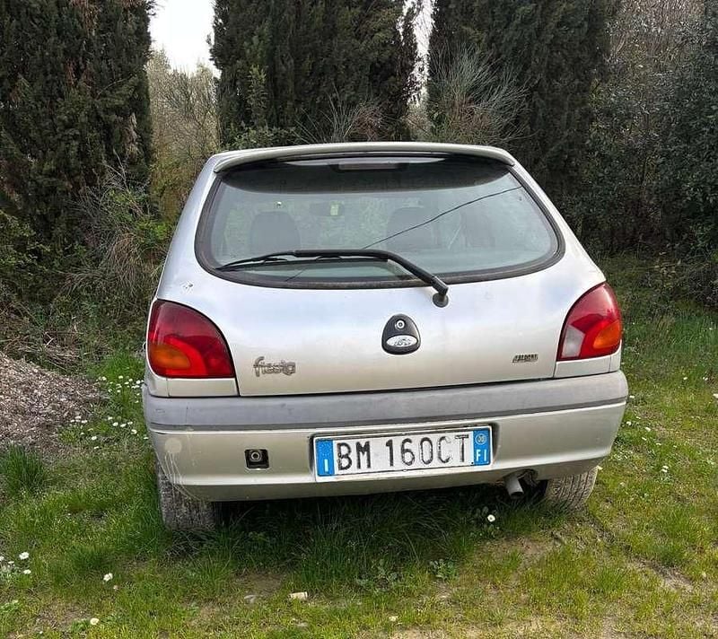 Usata Ford Fiesta Ambiente 75 CV (55 kW) 2000 Utilitaria