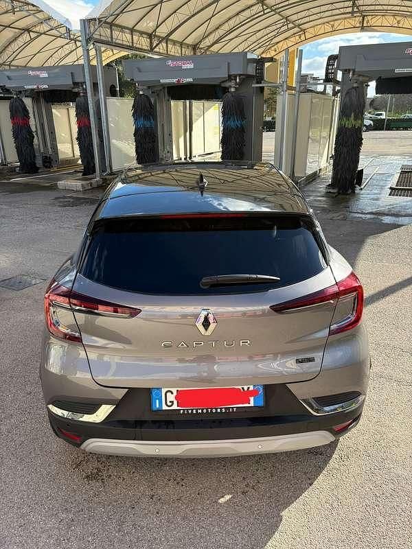 Usata Renault Captur Engineered 94 CV (69 kW) 2023 Argento SUV