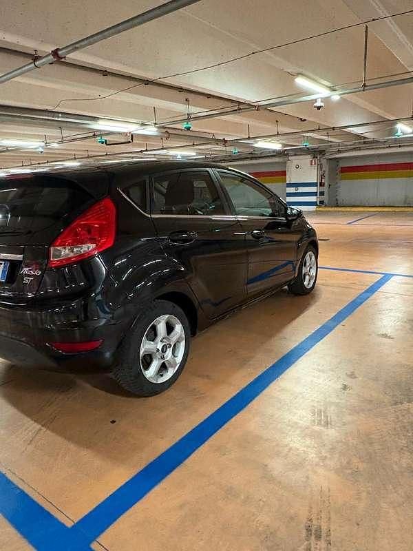 Usata Ford Fiesta Titanium 68 CV (50 kW) 2010 Berlina
