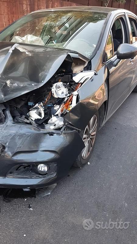 Usata 2012 Citroën C4 Tre volumi | 1500 € (Super prezzo) - Immagine 1/3