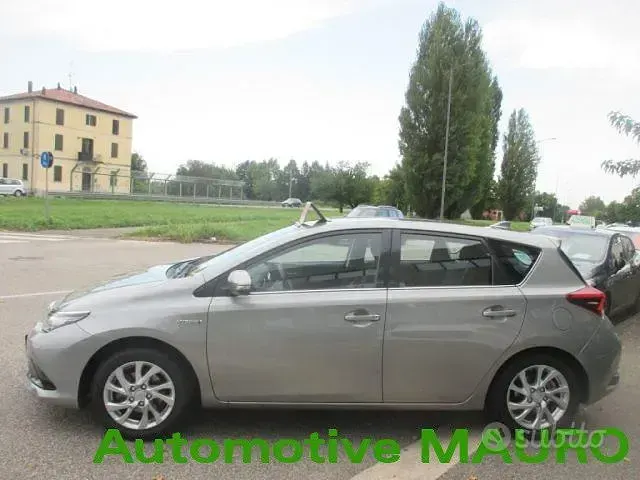 Usata Toyota Auris Hybrid Lounge 99 CV (72 kW) 2016 Grigio Berlina