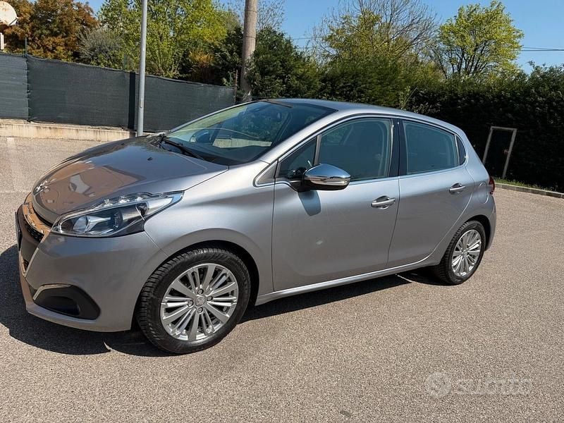 Usata Peugeot 208 102 CV (75 kW) 2019 Grigio Utilitaria