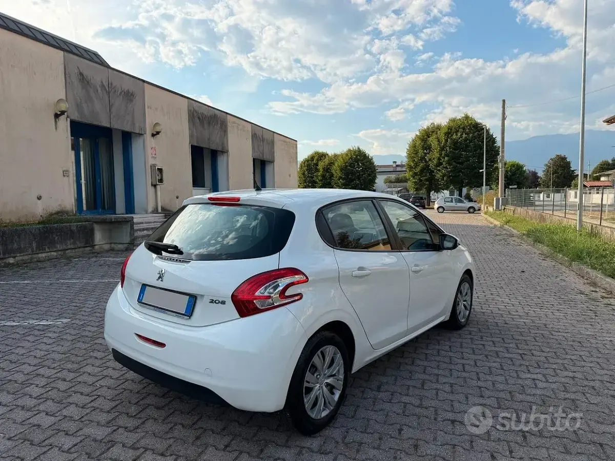 Usata Peugeot 208 Allure 68 CV (50 kW) 2014 Bianco Utilitaria