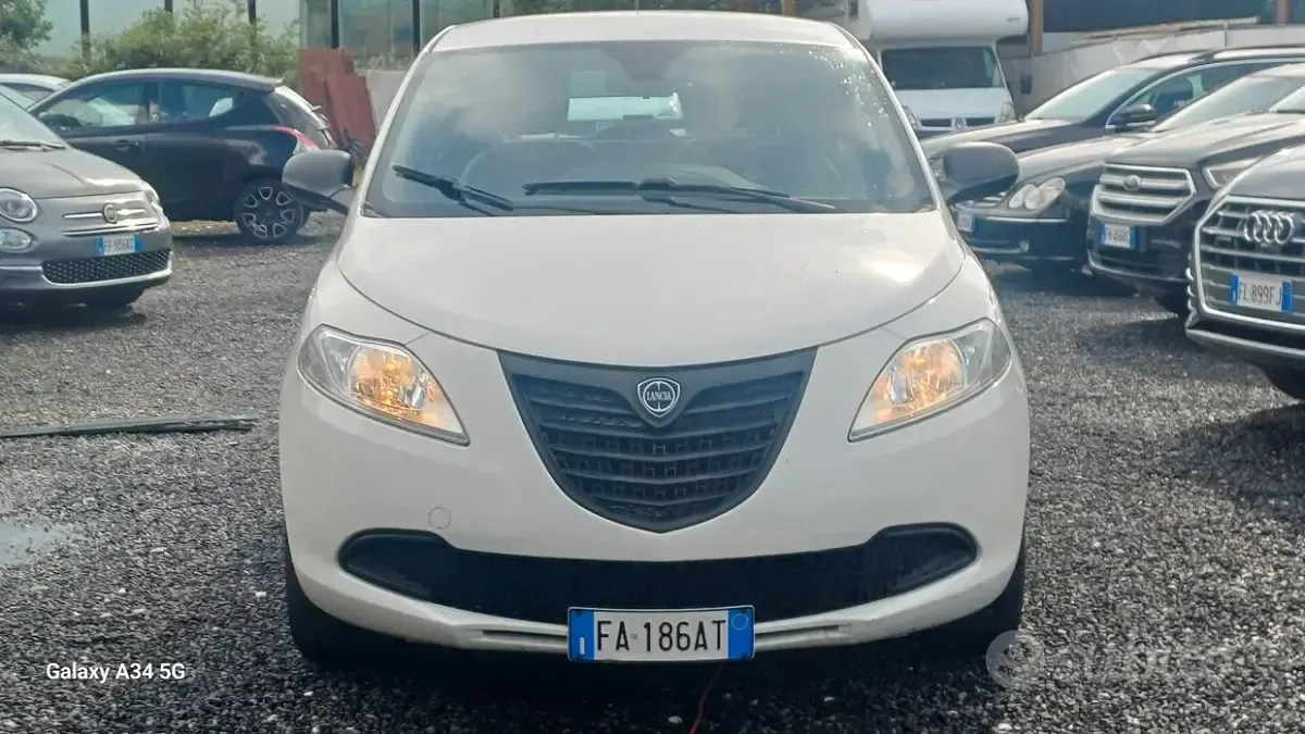 Usata Lancia Ypsilon 69 CV (50 kW) 2015 Bianco Utilitaria