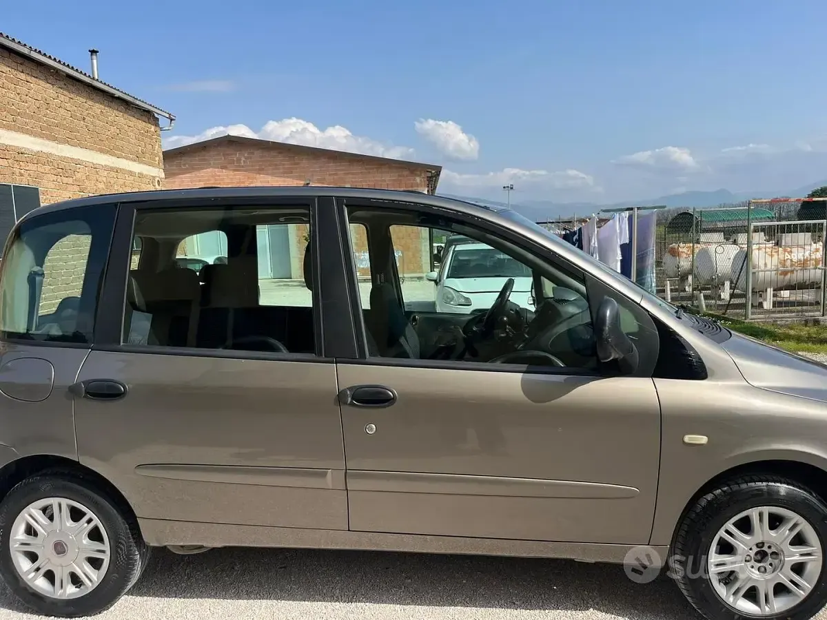 Usata Fiat Multipla 103 CV (75 kW) 2006 Grigio Monovolume