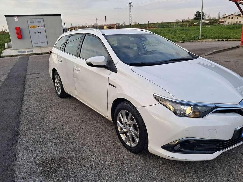 Usata Toyota Auris Touring Sports Cool 99 CV (72 kW) 2017 Bianco Station wagon