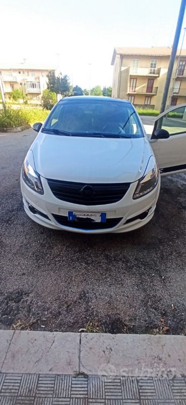 Usata Opel Corsa Edition 90 CV (66 kW) 2009 Bianco Utilitaria
