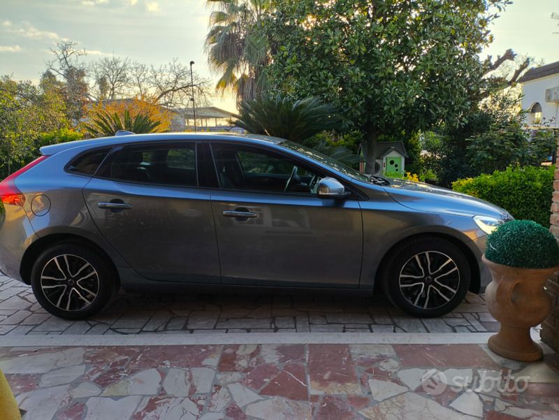 Usata Volvo V40 Business Edition 120 CV (88 kW) 2019 Grigio Station wagon