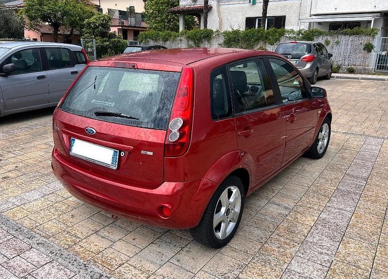 Usata Ford Fiesta Titanium 68 CV (50 kW) 2007 Rosso Utilitaria