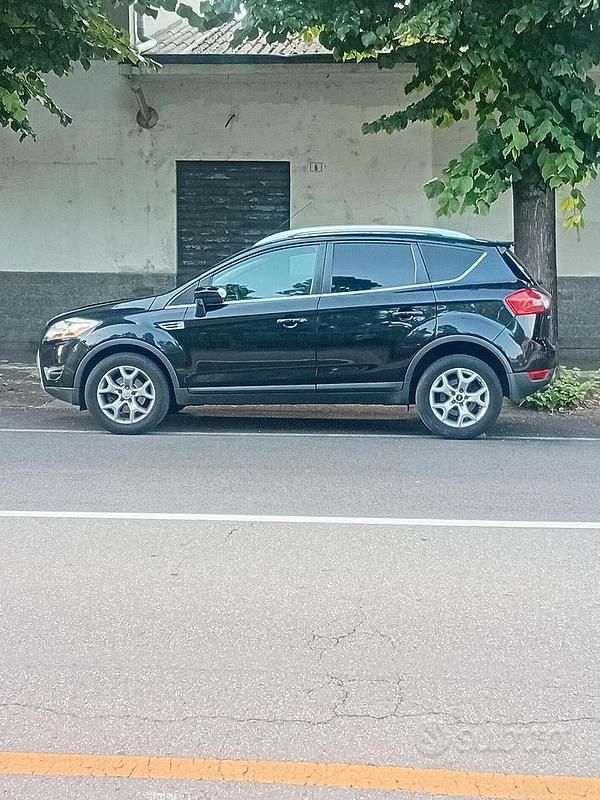 Usata Ford Kuga 140 CV (102 kW) 2010 Nero SUV