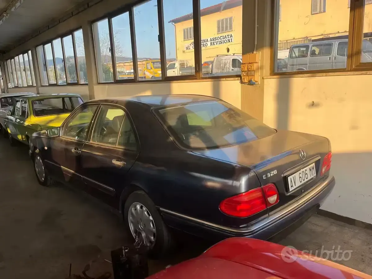 Usata Mercedes E320 Elegance 224 CV (164 kW) 1998 Blu Berlina