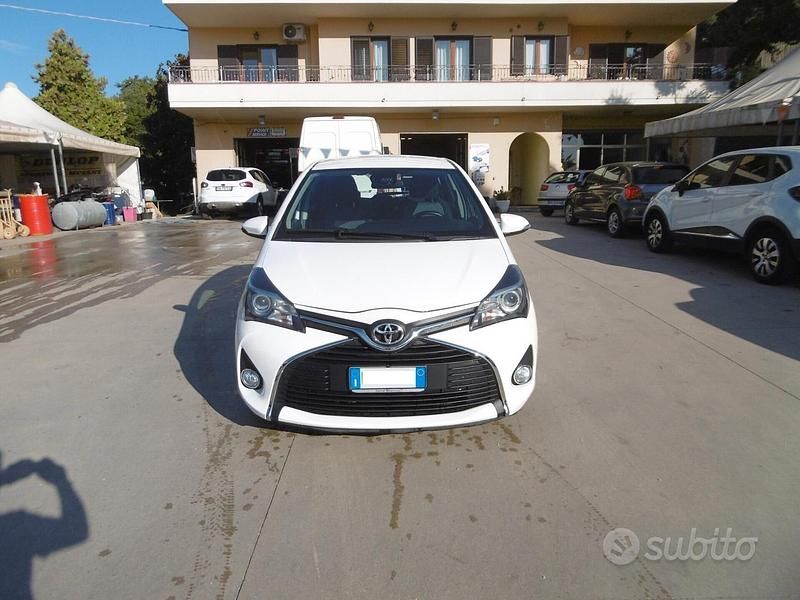 Usata Toyota Yaris Active 69 CV (50 kW) 2016 Bianco Berlina