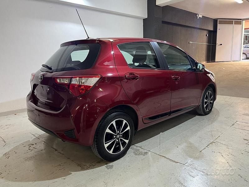 Usata Toyota Yaris Active 72 CV (52 kW) 2020 Rosso Utilitaria