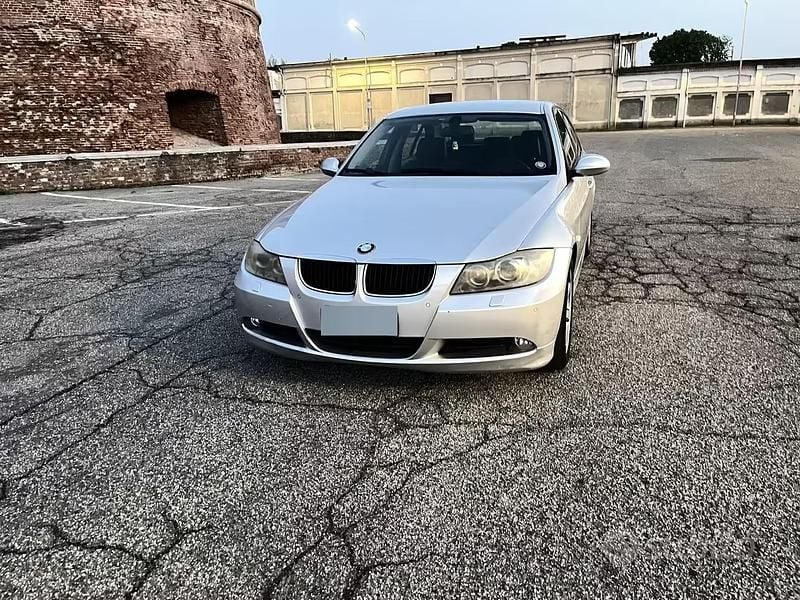 Begagnad BMW 320 163 HK (119 kW) 2005 Grå Sedan