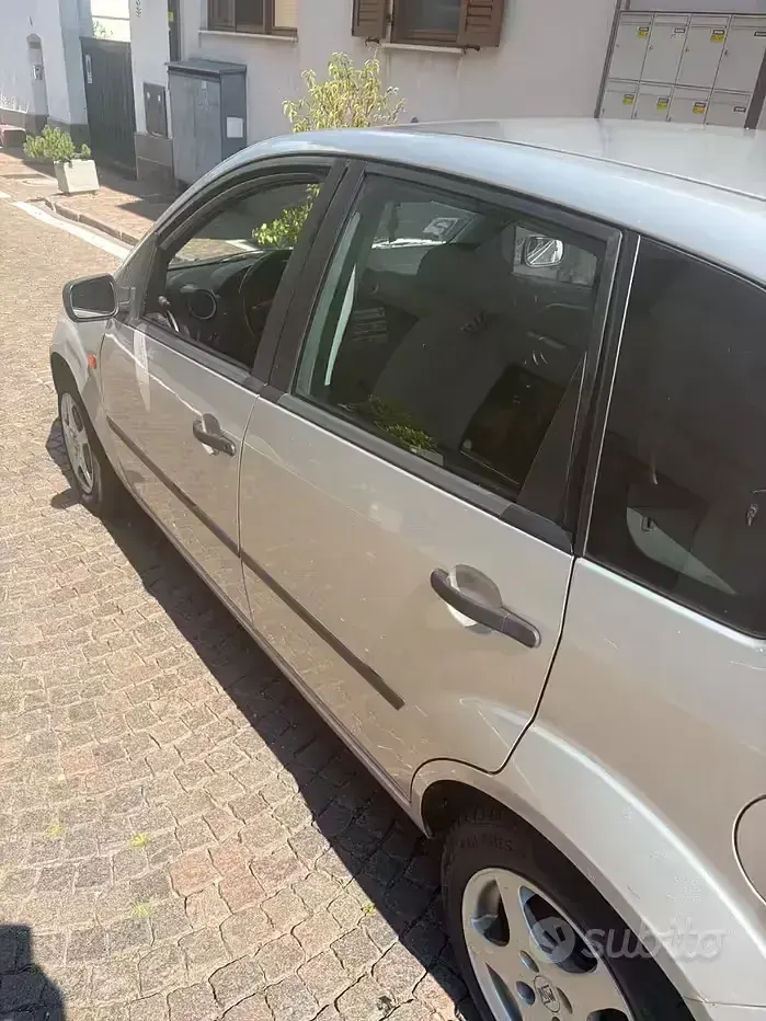 Usata Ford Fiesta 75 CV (55 kW) 2005 Grigio Utilitaria