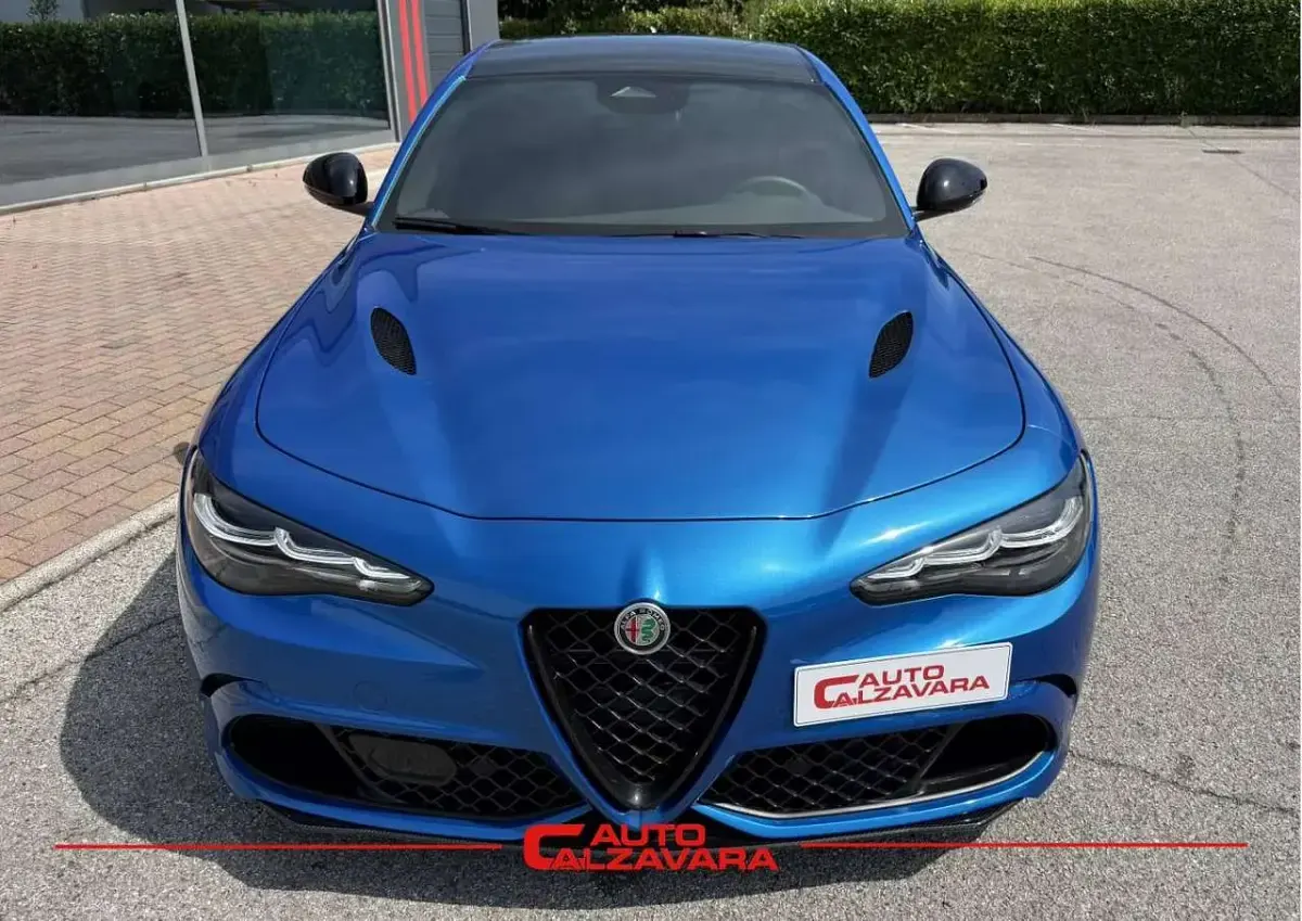Nuova Alfa Romeo Giulia Quadrifoglio 519 CV (381 kW) 2025 Blu misano Berlina