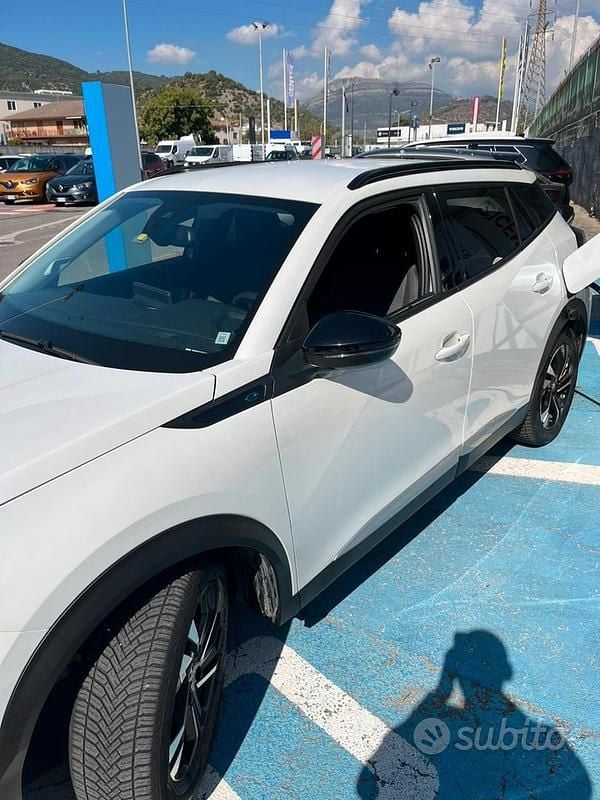 Usata Peugeot e-2008 100 kW (136 CV) 2022 Bianco SUV