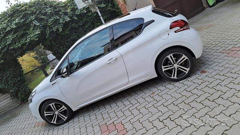 Usata Peugeot 208 GT-line 110 CV (80 kW) 2016 Bianco Utilitaria