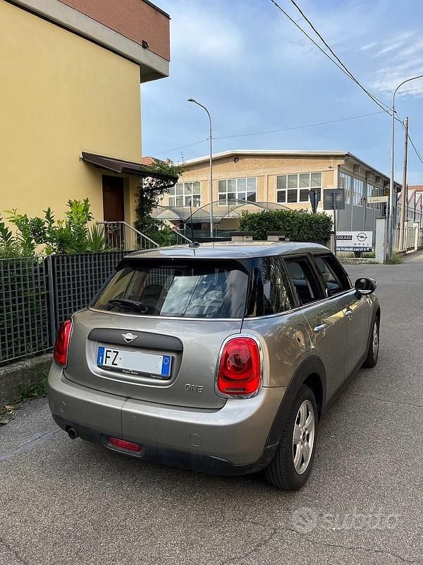 Usata Mini ONE 75 CV (55 kW) 2019 Grigio Utilitaria