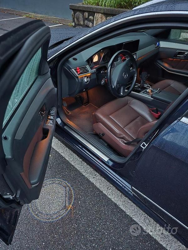 Begagnad Mercedes E350 2009 Blå Kombi