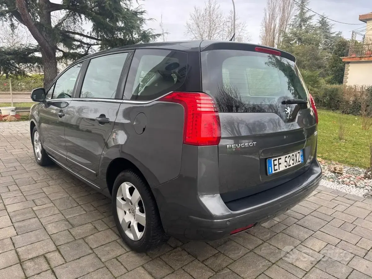 Usado Peugeot 5008 Business-Line 150 CV (110 kW) 2011 Gris Monovolumen