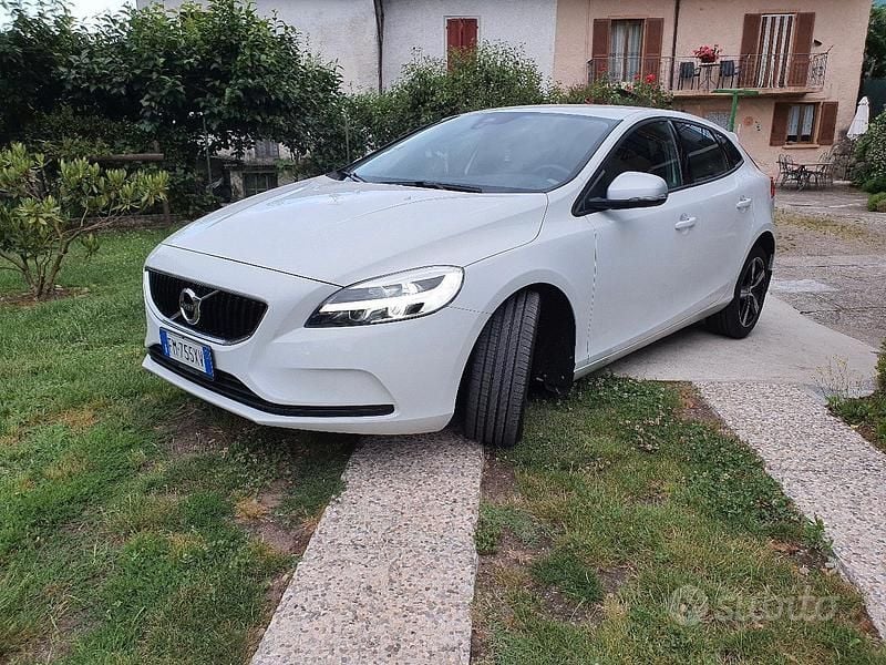 Usata Volvo V40 150 CV (110 kW) 2018 Bianco Berlina