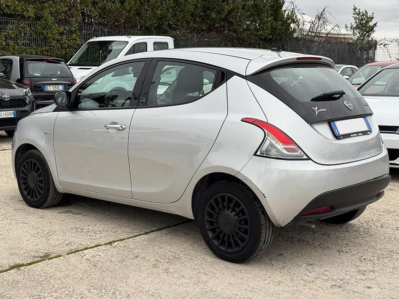 Usata Lancia Ypsilon 70 CV (51 kW) 2021 Grigio Utilitaria