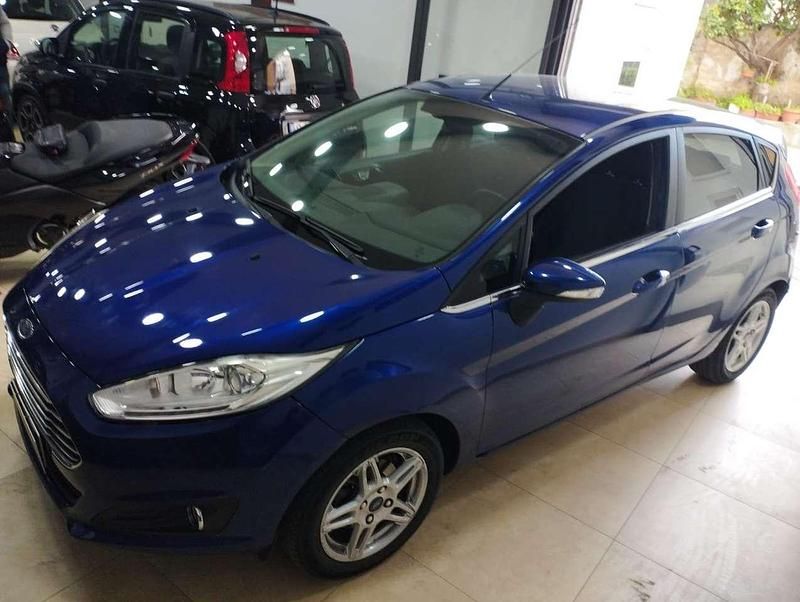 Usata Ford Fiesta 75 CV (55 kW) 2015 Blu elettrico Berlina