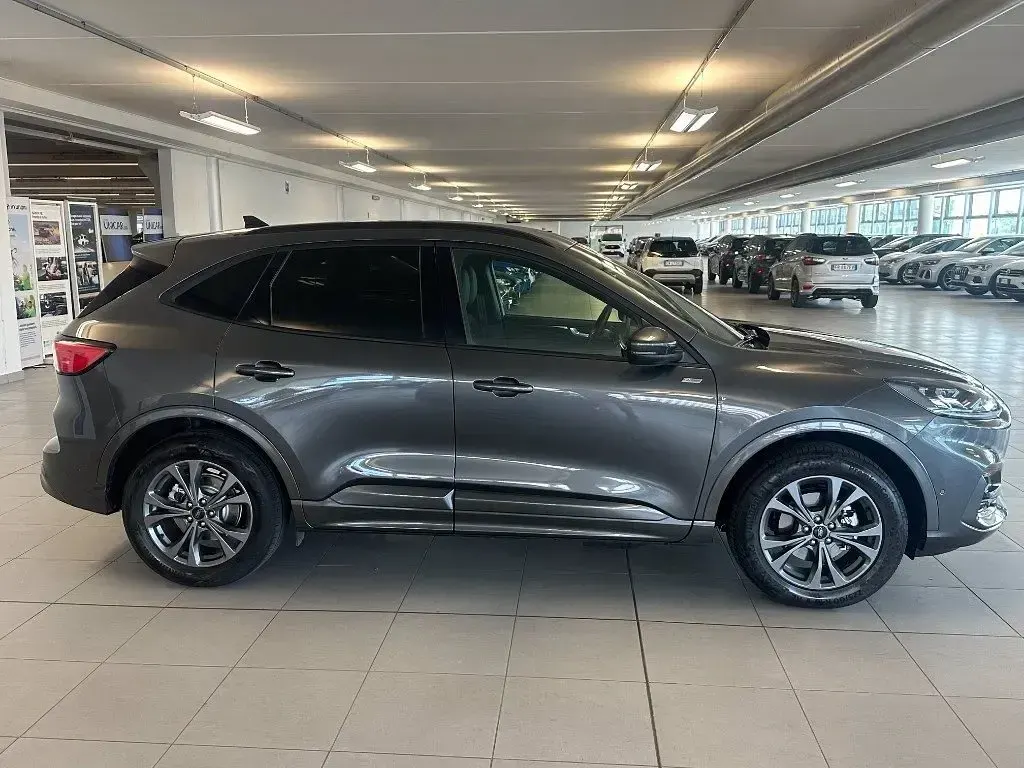 Usata Ford Kuga ST-Line X 225 CV (165 kW) 2023 Magnetic grey (metallizzato) SUV