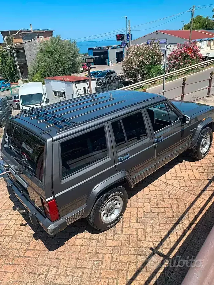 Usata Jeep Cherokee 80 CV (58 kW) 1989 Grigio SUV