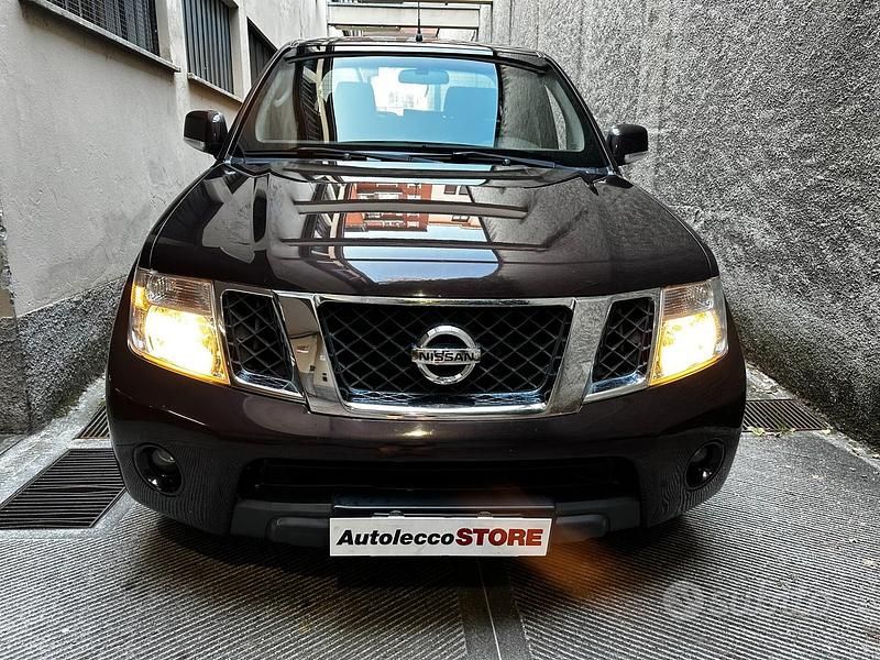 Usata Nissan Navara XE 190 CV (139 kW) 2011 Marrone Pick-up