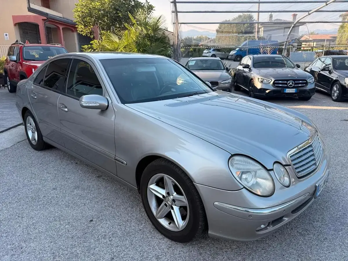 Usata Mercedes E270 Avantgarde 177 CV (130 kW) 2003 Argento Berlina