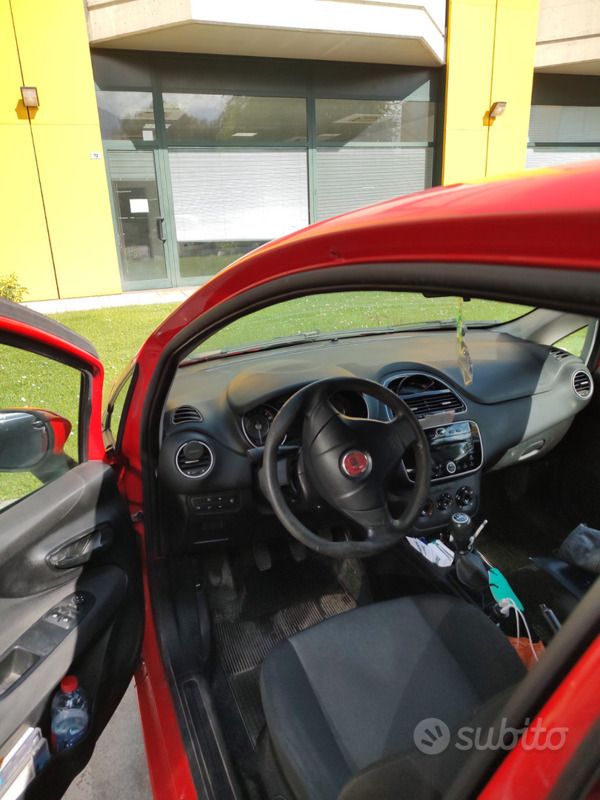 Usata 2015 Fiat Grande Punto Due volumi | 4500 € (Buon prezzo) - Immagine 1/4