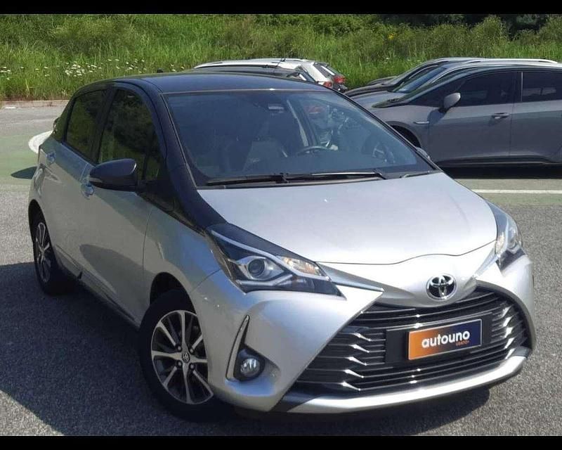 Usata Toyota Yaris Lounge 72 CV (52 kW) 2020 Grigio Utilitaria