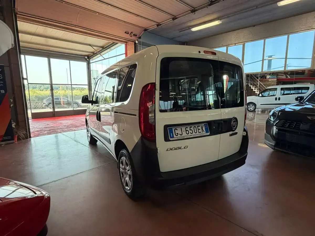 Usata Fiat Doblò Lounge 90 CV (66 kW) 2022 Bianco Monovolume