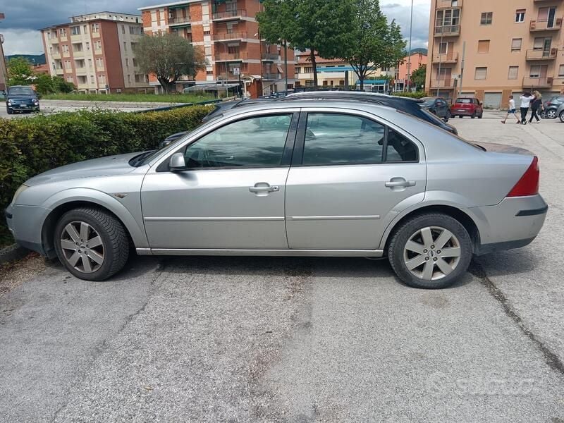 Grigio Usata 2004 Ford Mondeo Tre volumi | 1000 € (Super prezzo) - Immagine 1/4