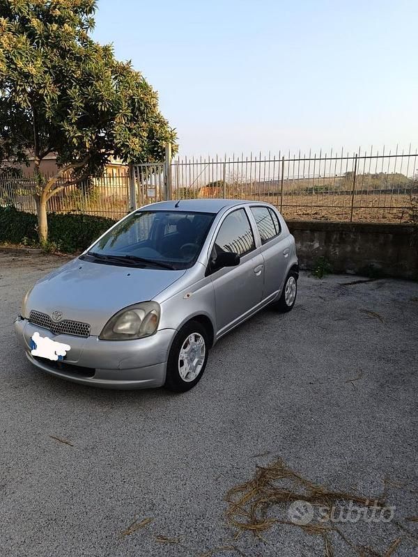 Grigio Usata 2002 Toyota Yaris Due volumi | 1500 € - Immagine 1/4