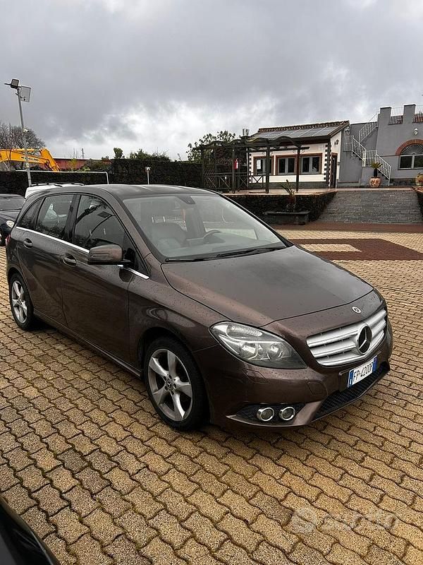 Usata Mercedes B180 109 CV (80 kW) 2018 Marrone Utilitaria