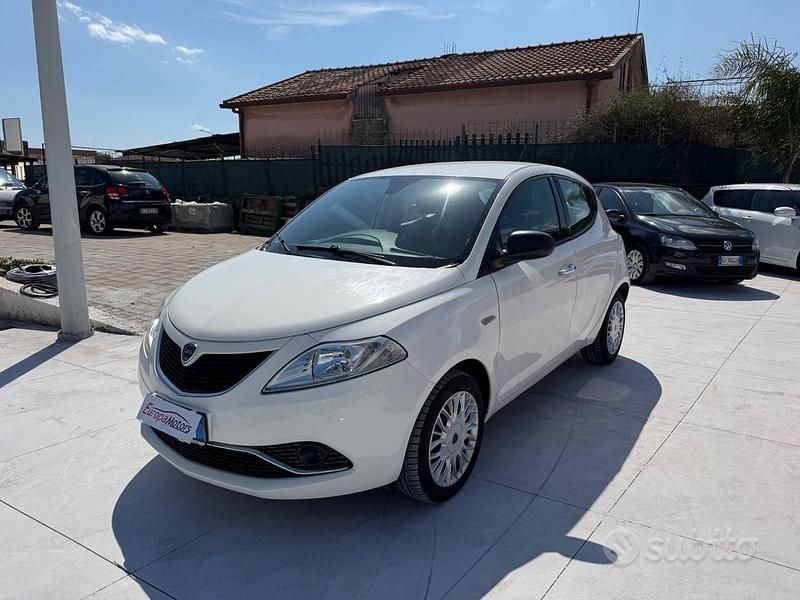 Usata Lancia Ypsilon Platinum 69 CV (50 kW) 2015 Bianco Utilitaria