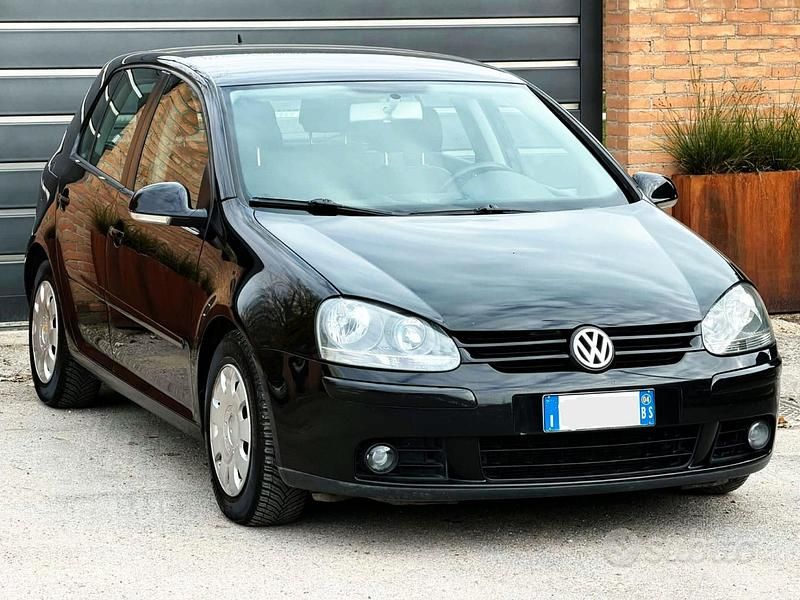 Nero Usata 2005 VW Golf IV Tre volumi | 1950 € (Buon prezzo) - Immagine 1/4