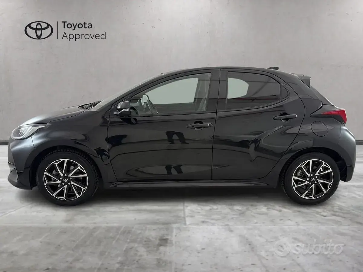 Usata Toyota Yaris Hybrid Lounge 92 CV (67 kW) 2022 Nero Berlina